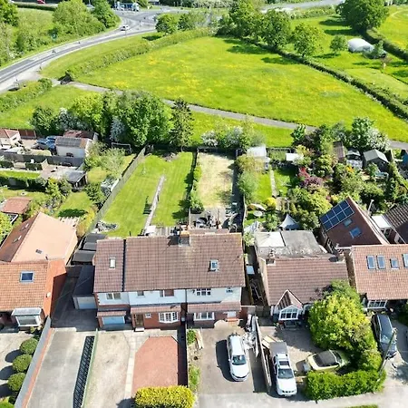 Of Family Occupied House Double With Free Parking In Ubytování v soukromí